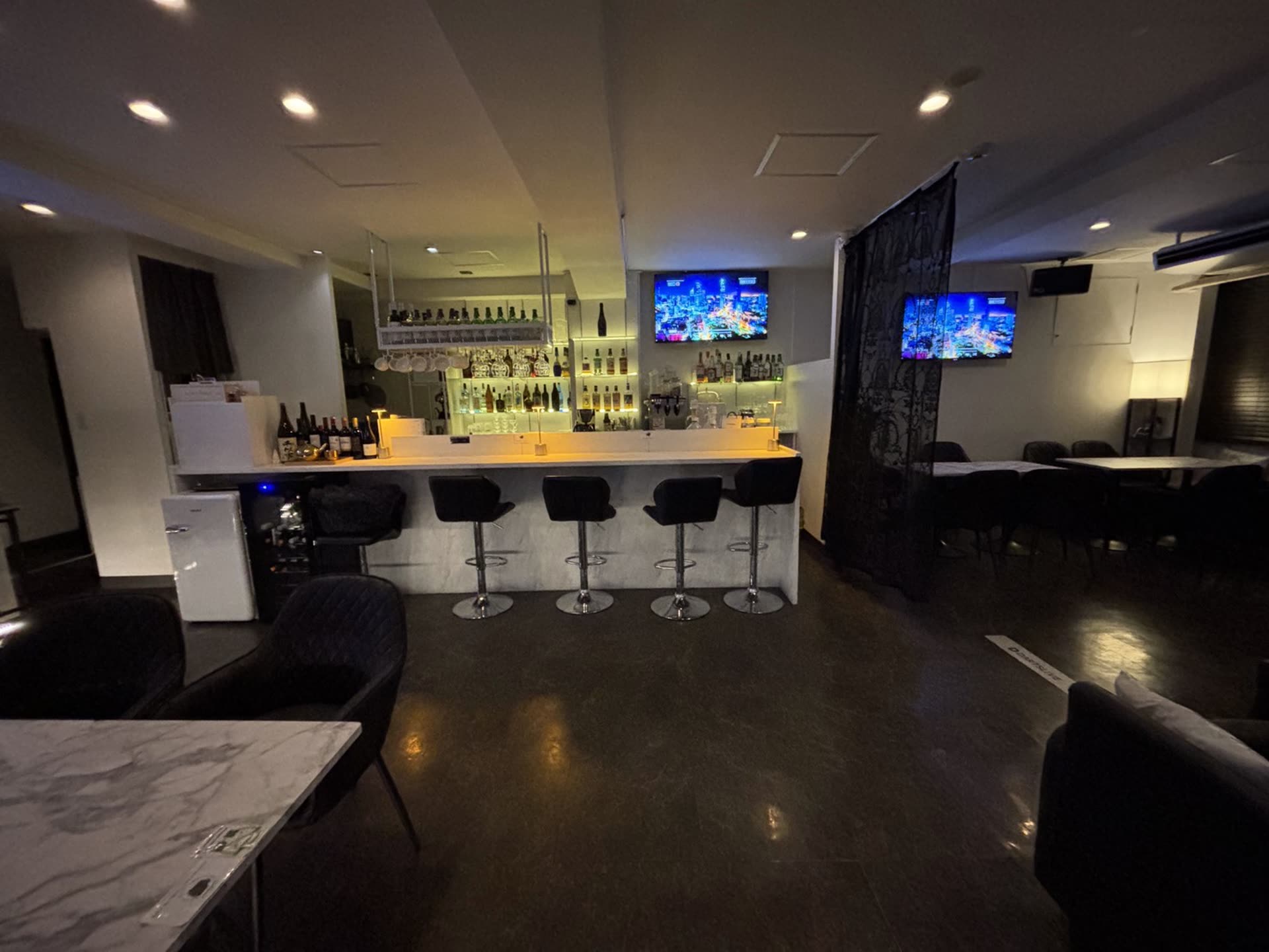 会場のCafe&Bar NICOのカウンターとテーブル席