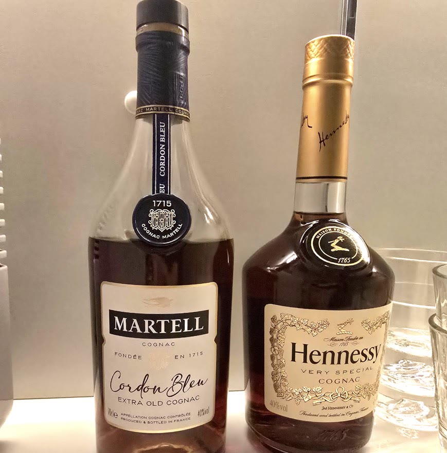 マーテル コルドンブルーとヘネシーのボトル