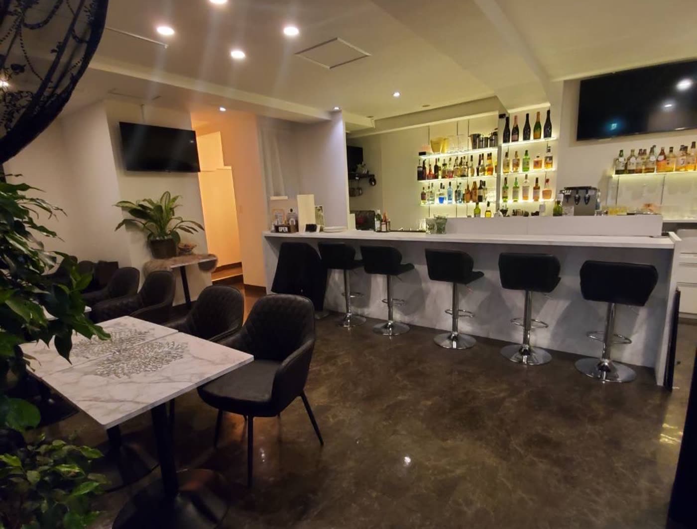 明るい時間帯の店内