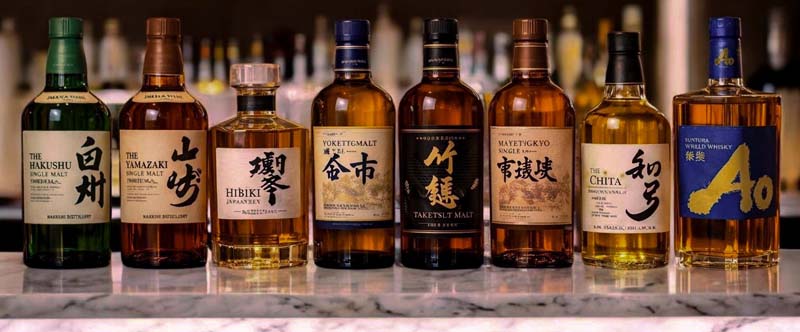 白州・山崎・響・余市・竹鶴などジャパニーズウイスキーのボトルが並ぶカウンター